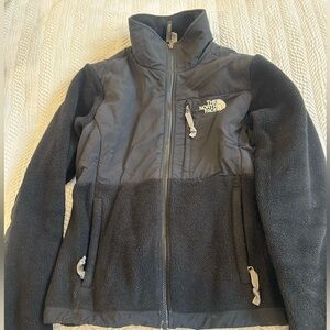 North face women’s fleece jacket. Size Small.